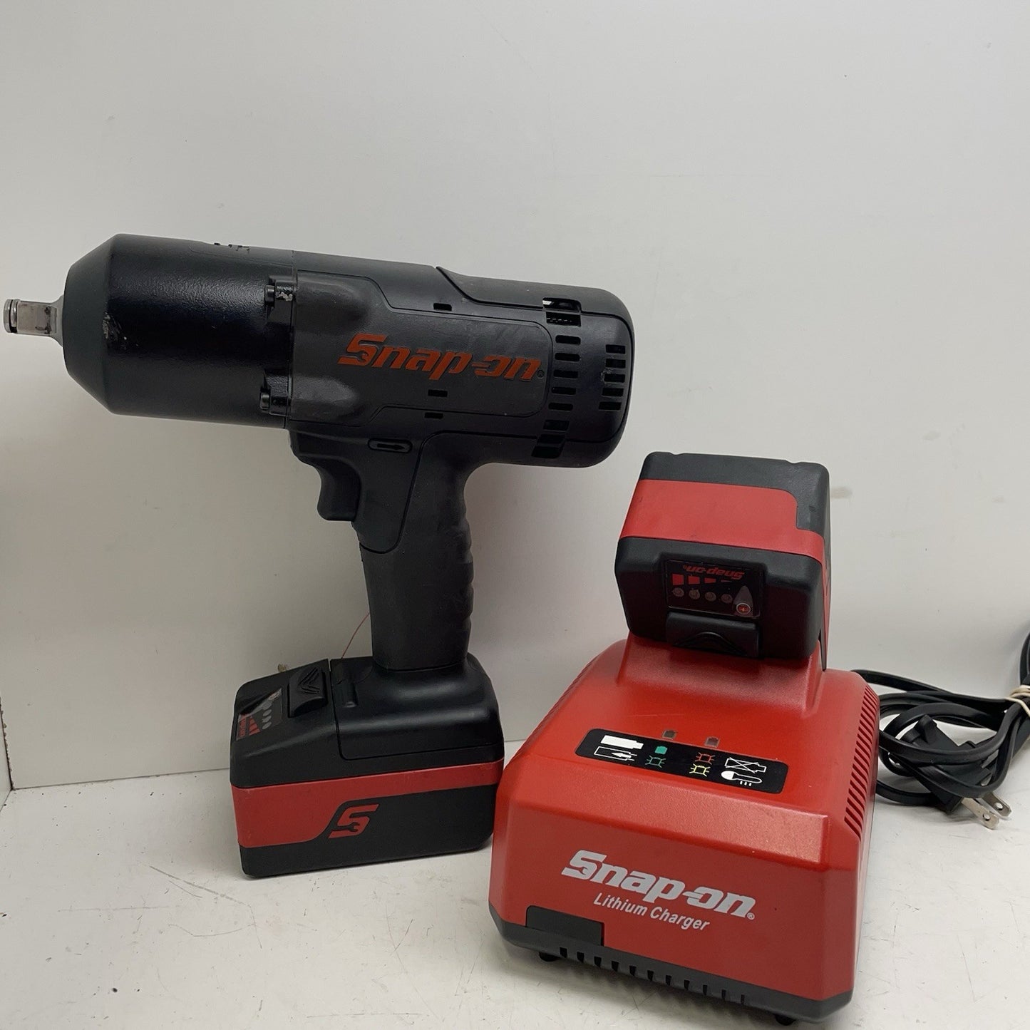 Snap-On CT8850BK 18v 1/2" Drive Impact Wrench-2 Batteries And Charger0