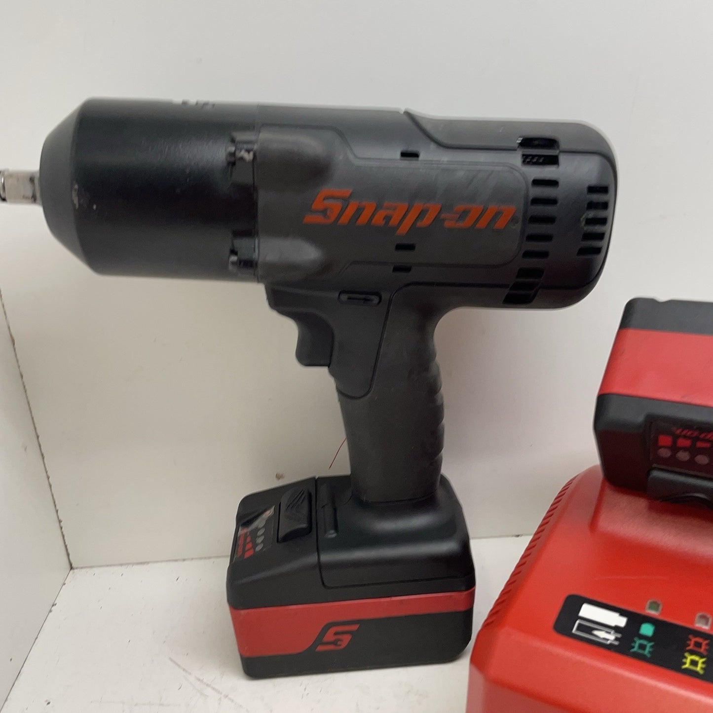 Snap-On CT8850BK 18v 1/2" Drive Impact Wrench-2 Batteries And Charger2